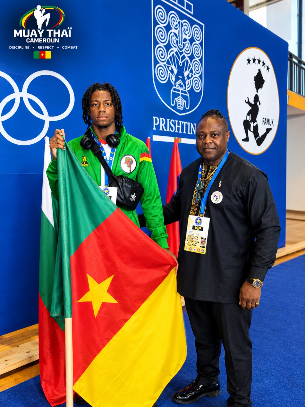 Willy James Ngeukam et un athlète camerounais, drapeau national en main, à Pristina (Kosovo)
